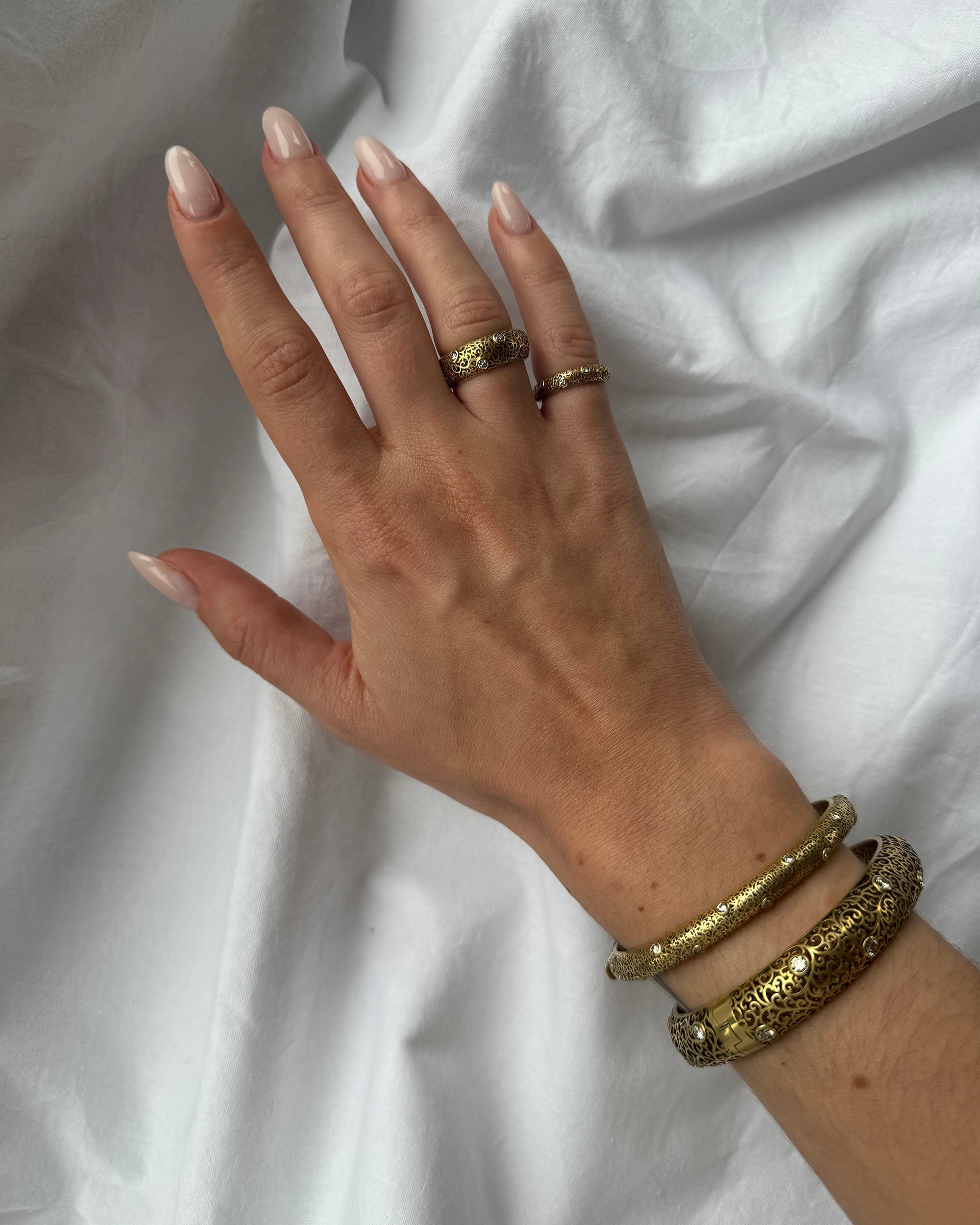 Jali 18K Gold Diamond Bangle