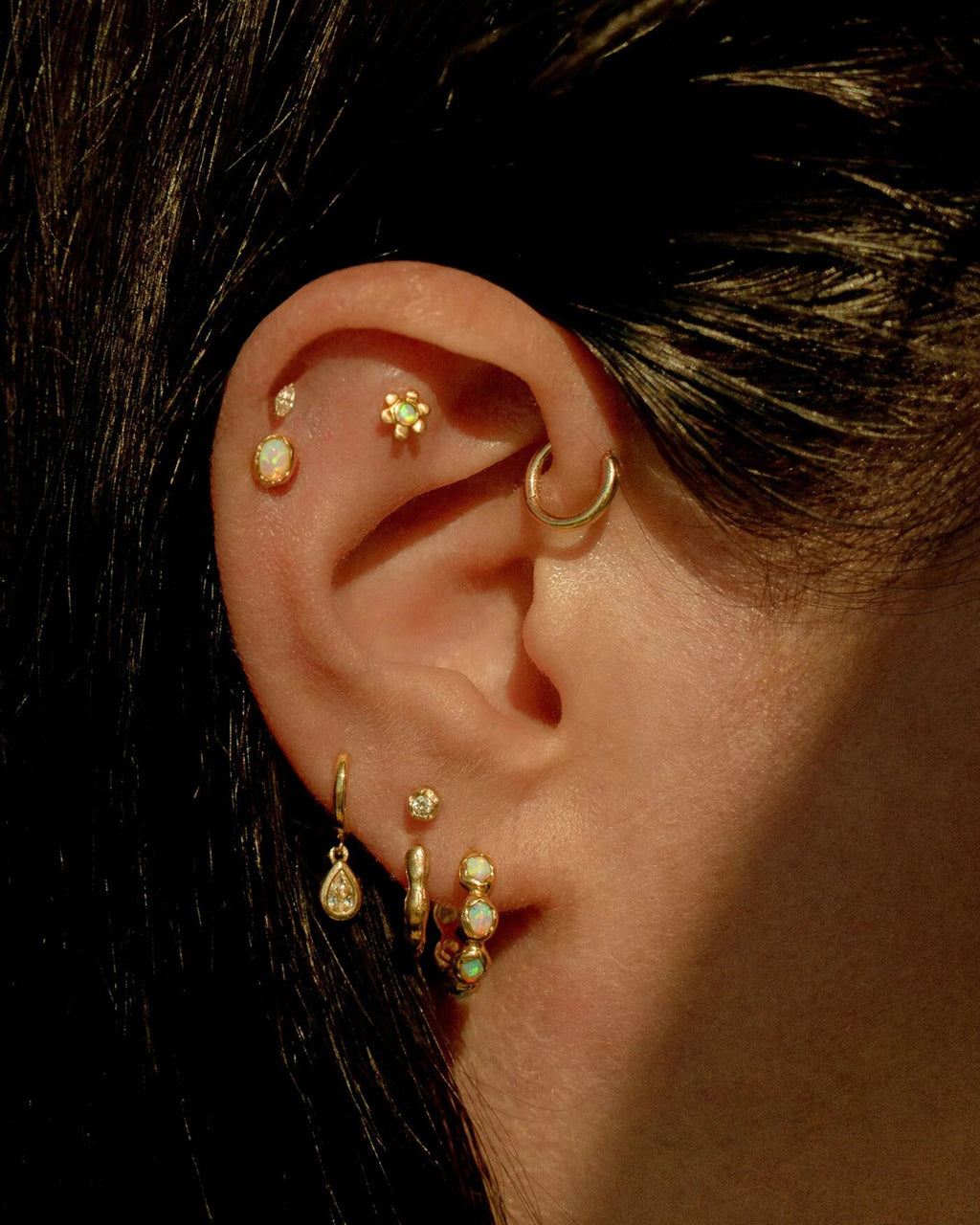 Ovalado 14K Gold Synthetic Opal Single Hoop Earring